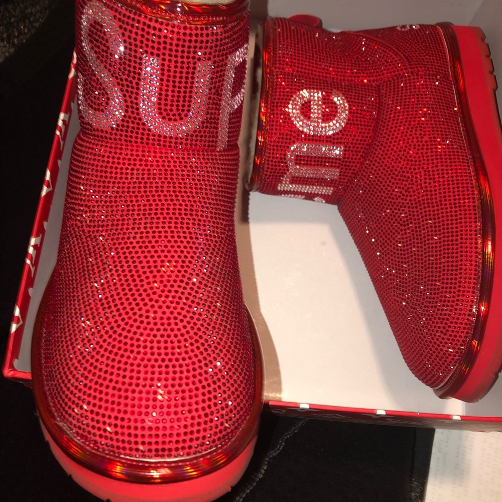 THIS COLOR ONLY IN A SIZE 9 .